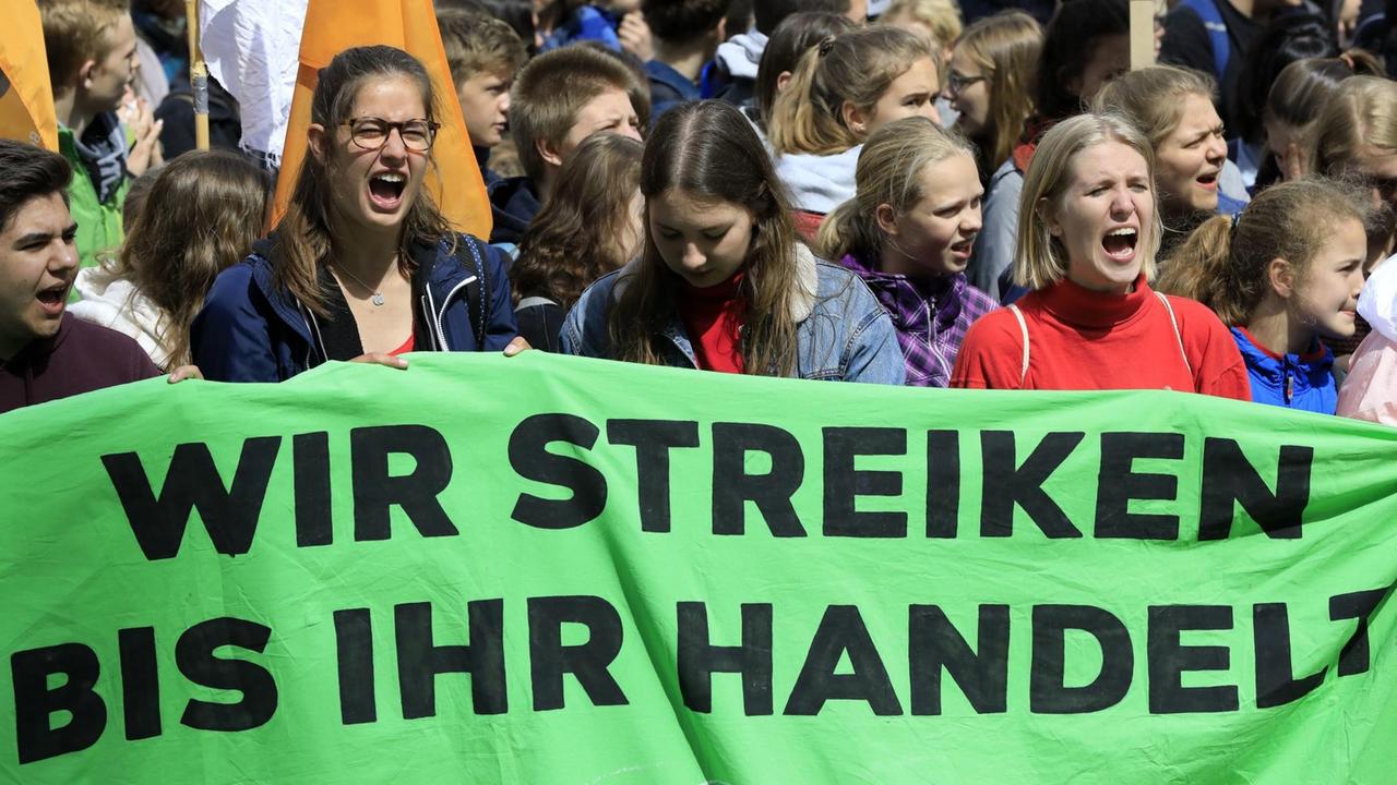 Zwei bis Dreihundert Schüler bei einer Demonstration haben auf dem Operplatz in Hannover. Zwei bis Dreihundert Schüler bei einer Demonstration haben auf dem Operplatz in Hannover.