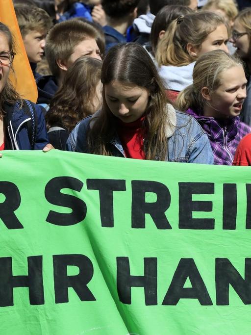 Zwei bis Dreihundert Schüler bei einer "Fridays for Future"-Demonstration auf dem Operplatz in Hannover.
