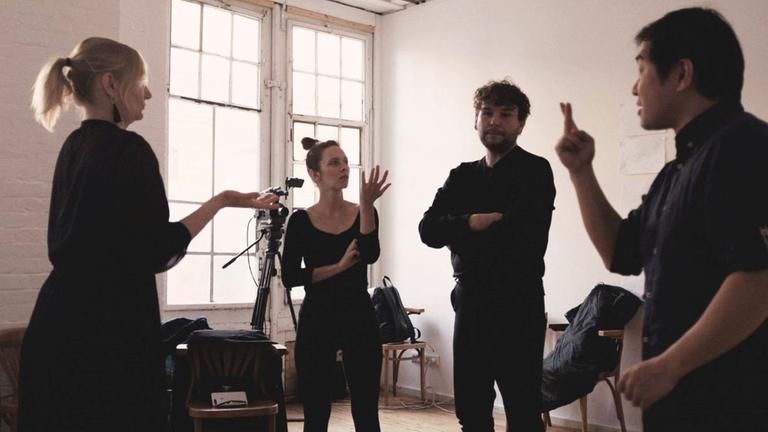 Zu sehen sind im Bild (von links) die tauben Künstler*innen Julia Hroch, Kassandra Wedel, Rafael-Evitan Grombelka und Dawei Ni. Zu sehen sind im Bild (von links) die tauben Künstler*innen Julia Hroch, Kassandra Wedel, Rafael-Evitan Grombelka und Dawei Ni.