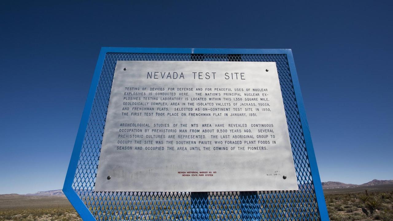 Gedenktafel am Nevada-Atomtest-Areal Gedenktafel am Nevada-Atomtest-Areal