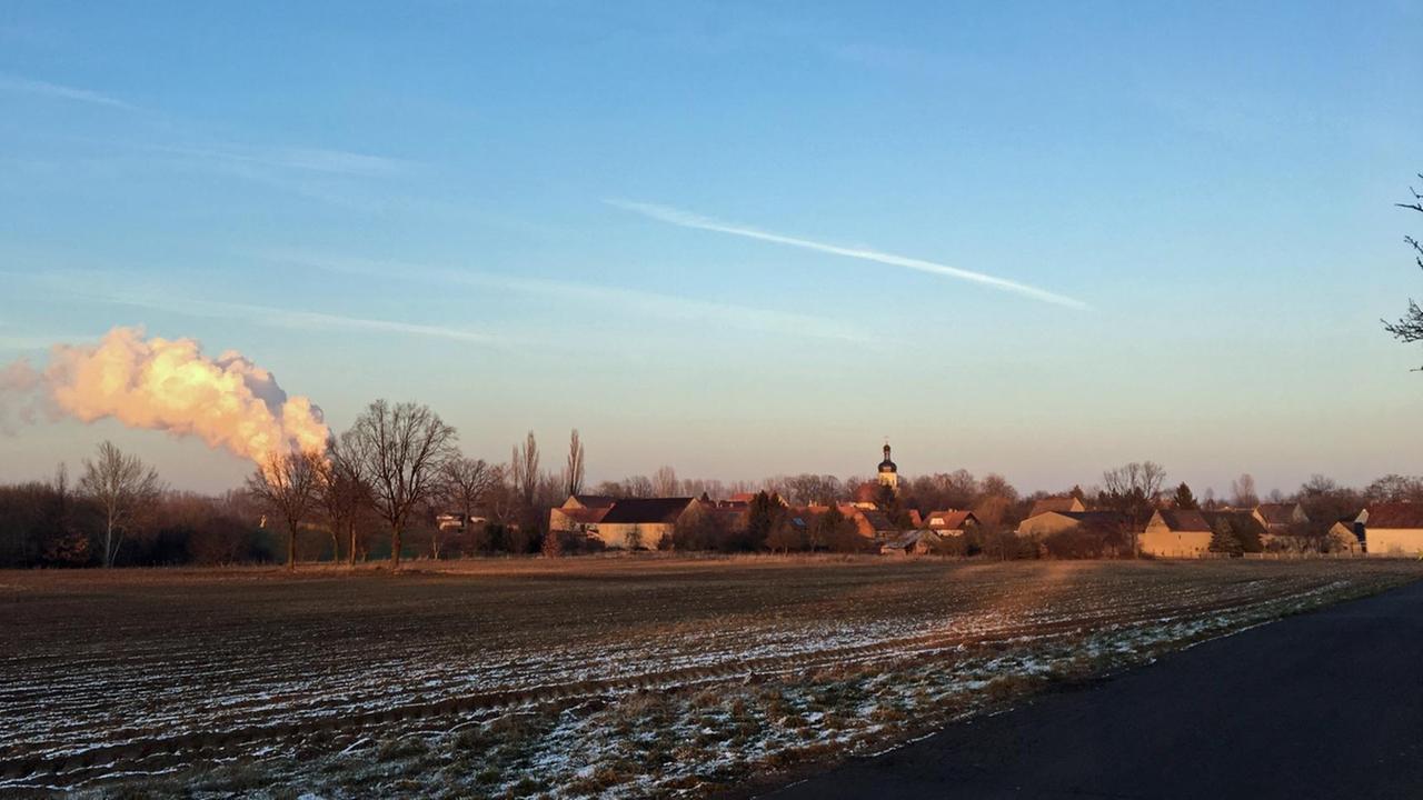 Blick auf den Ort Pödelwitz im mitteldeutschen Braunkohlerevier Blick auf den Ort Pödelwitz im mitteldeutschen Braunkohlerevier