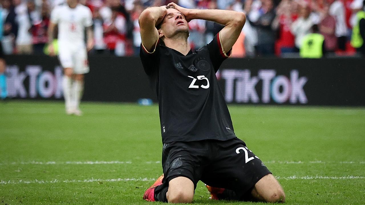 Thomas Müller kniet nach einer verpassten Tor-Chance auf dem Rasen. Thomas Müller kniet nach einer verpassten Tor-Chance auf dem Rasen.