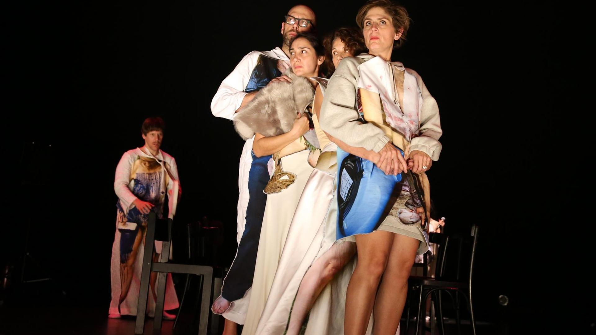 Das Bild zeigt eine Szene aus dem Stück "Kanon" des Theaterkollektivs She She Pop am Berliner HAU. Das Bild zeigt eine Szene aus dem Stück "Kanon" des Theaterkollektivs She She Pop am Berliner HAU.