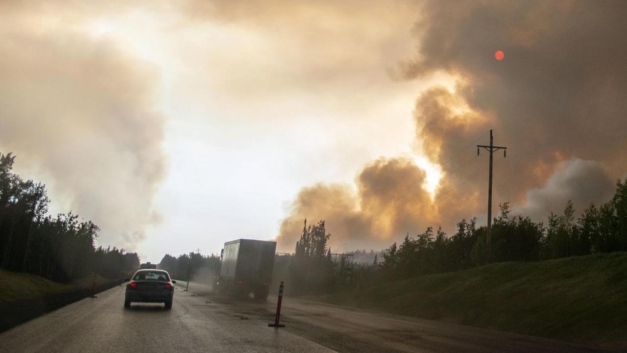 Ein Waldbrand in Sterlin, Alaska bedroht den Highway und die nahe ligende Stadt Ein Waldbrand in Sterlin, Alaska bedroht den Highway und die nahe ligende Stadt