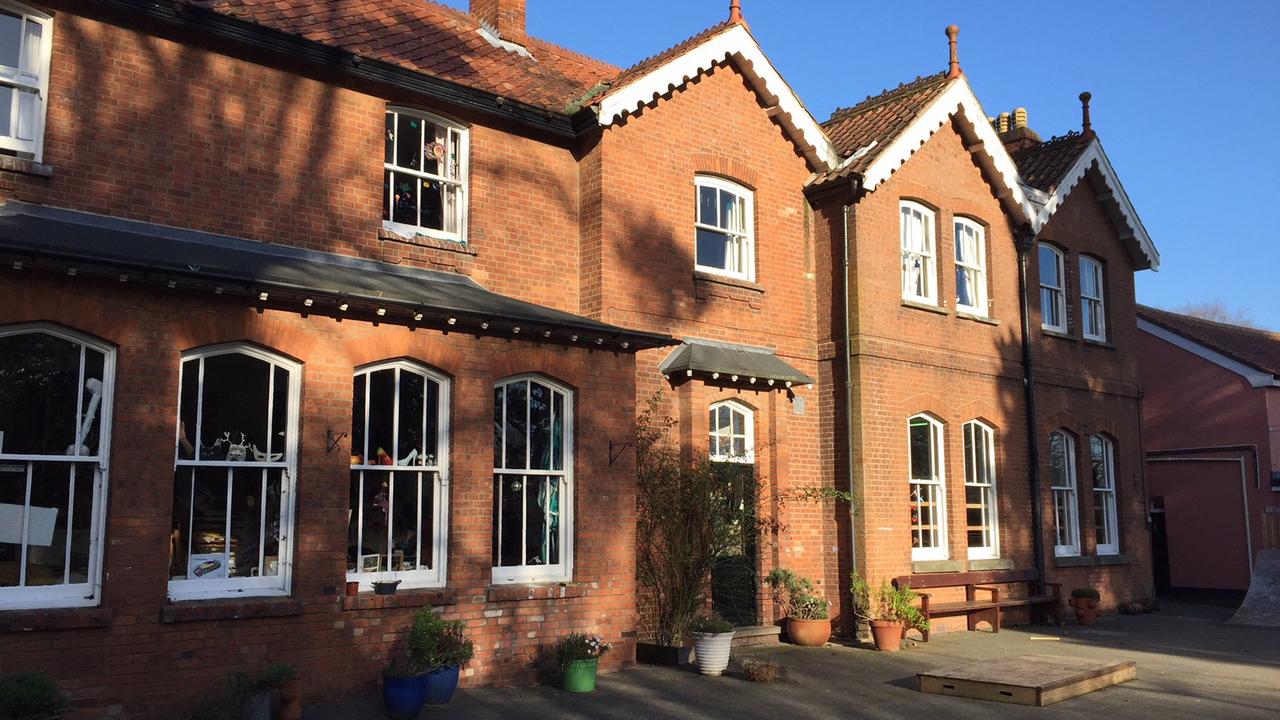 Das Hauptgebäude der Summerhill School in in Suffolk, England Das Hauptgebäude der Summerhill School in in Suffolk, England
