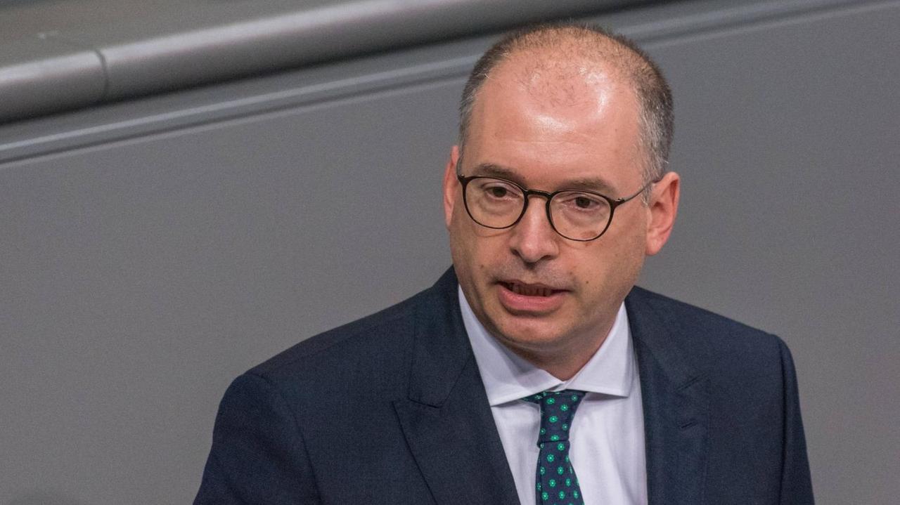 Berlin, Plenarsitzung im Bundestag Deutschland, Berlin - 09.09.2020: Im Bild ist Niels Annen spd während der Sitzung des deutschen Bundestags zu sehen. Berlin Bundestag Berlin Deutschland *** Berlin, Plenary Session in the Bundestag Germany, Berlin 09 09 2020 In the picture you can see Niels Annen spd during the session of the German Bundestag Berlin Bundestag Berlin Germany Berlin, Plenarsitzung im Bundestag Deutschland, Berlin - 09.09.2020: Im Bild ist Niels Annen spd während der Sitzung des deutschen Bundestags zu sehen. Berlin Bundestag Berlin Deutschland *** Berlin, Plenary Session in the Bundestag Germany, Berlin 09 09 2020 In the picture you can see Niels Annen spd during the session of the German Bundestag Berlin Bundestag Berlin Germany
