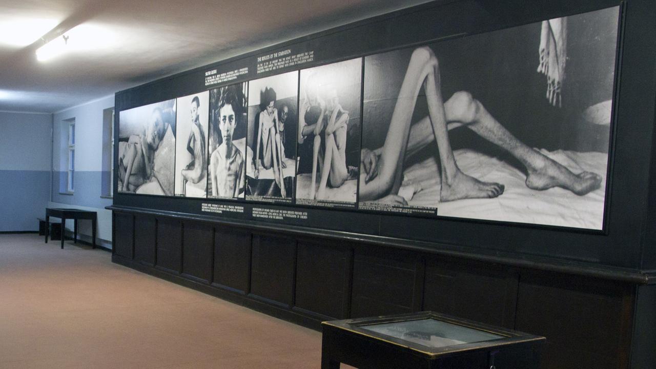 Der SS-Arzt Josef Mengele nahm im KZ Auschwitz an Häftlingen unmenschliche Experimente vor. So studierte er beispielsweise die Folgen von Unterernährung. In Block 6 des Stammlagers Auschwitz werden Fotos und Dokumente von diesen Verbrechen gezeigt.