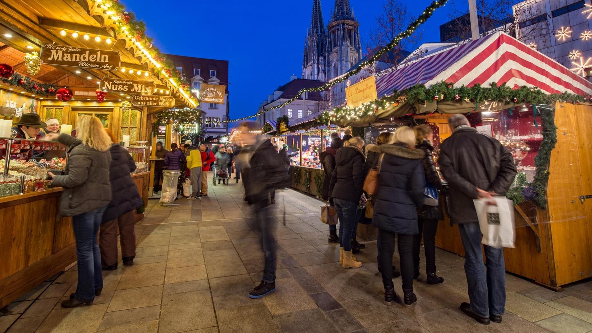 Menschen auf einem Weihnachts-Markt Menschen auf einem Weihnachts-Markt