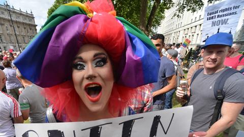 In London demonstrieren Menschen für die Rechte homosexueller Menschen in Russland