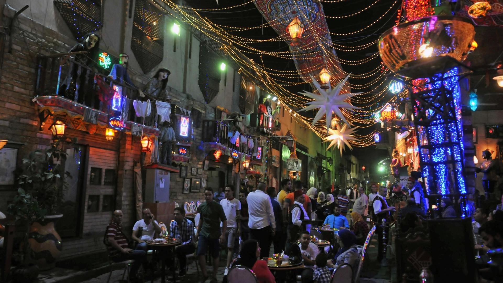Kurz nach Sonnenuntergang, nachdem das erste Mahl des Tages eingenommen und das Fasten gebrochen wurde, füllen sich in der islamischen Altstadt von Kairo die Gassen und Straßen mit Menschen.