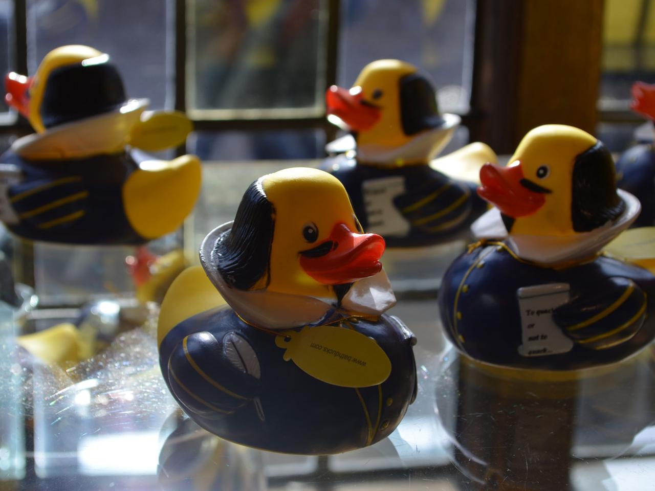 Badeenten im Shakespeare-Look im Souvenirshop im Geburtshaus von William Shakespeare in Stratford-upon-Avon (Grafschaft Warwickshire), aufgenommen am 19.03.2014. Die Stadt nahe Birmingham wäre ein verschlafenes Nest ohne Shakespeare. Badeenten im Shakespeare-Look im Souvenirshop im Geburtshaus von William Shakespeare in Stratford-upon-Avon (Grafschaft Warwickshire), aufgenommen am 19.03.2014. Die Stadt nahe Birmingham wäre ein verschlafenes Nest ohne Shakespeare.