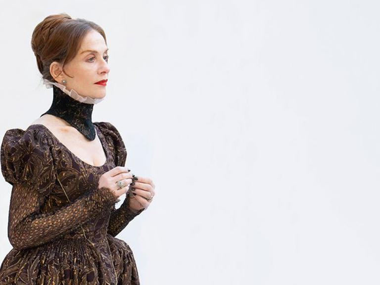 Isabelle Huppert als Mary Stuart, Königin von Frankreich und Schottland.