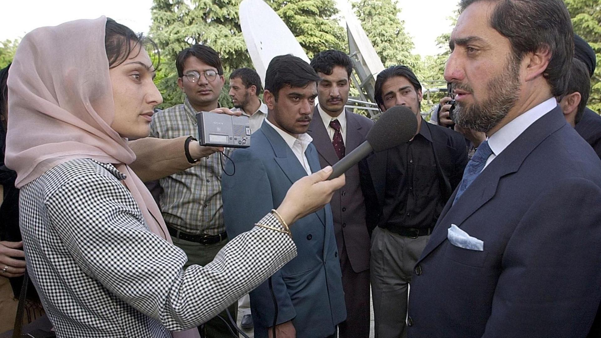 Eine afghanische Journalistin interviewt den ehemaligen Innen- und Außenminister Abdullah Abdullah am 4. Mai 2002 in Kabul.