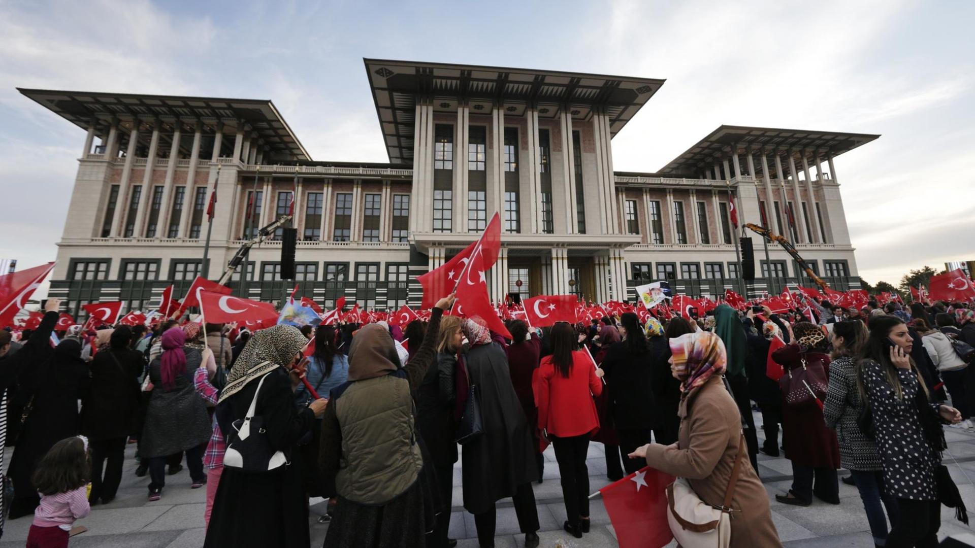 Anhänger des türkischen Staatspräsidenten Erdogan stehen am 17.04.2017 mit Flaggen vor dem Präsidentenpalast in Ankara (Türkei).