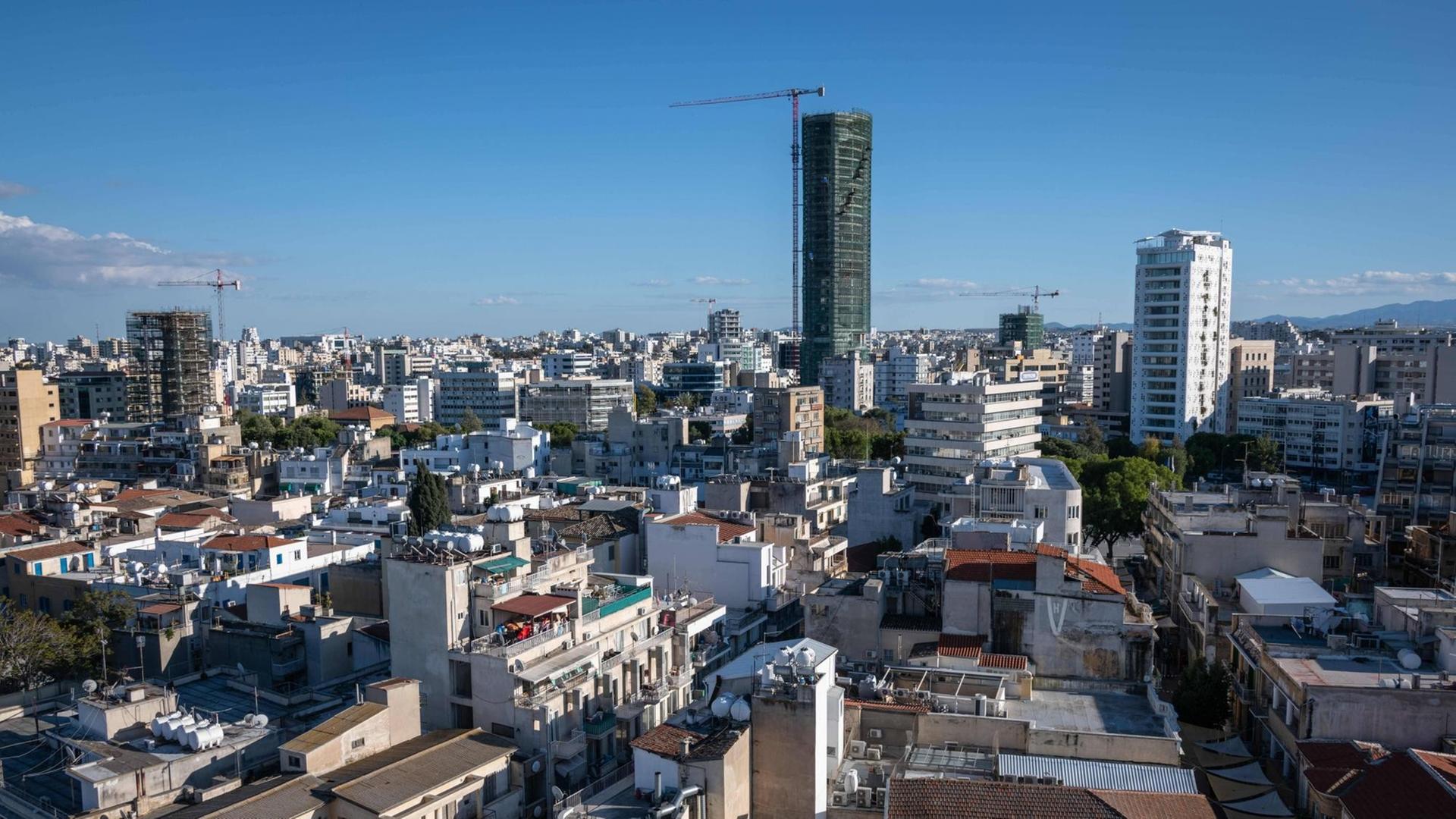 Auf der griechisch-zypriotischen Hälfte der Stadt Nikosia in Zypern erheben sich neue Wolkenkratzer. Auf der griechisch-zypriotischen Hälfte der Stadt Nikosia in Zypern erheben sich neue Wolkenkratzer.