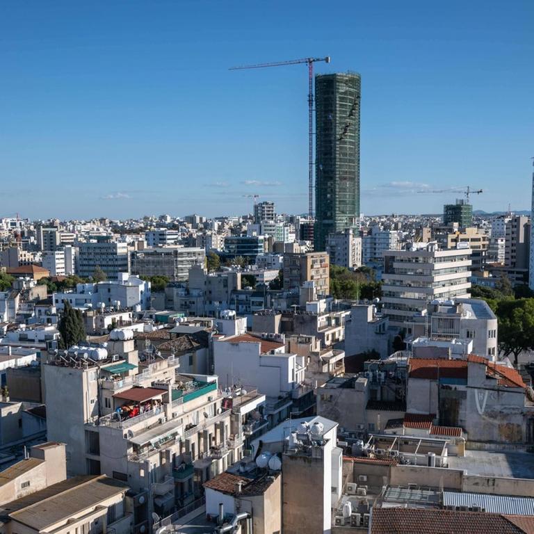 Auf der griechisch-zypriotischen Hälfte der Stadt Nikosia in Zypern erheben sich neue Wolkenkratzer.