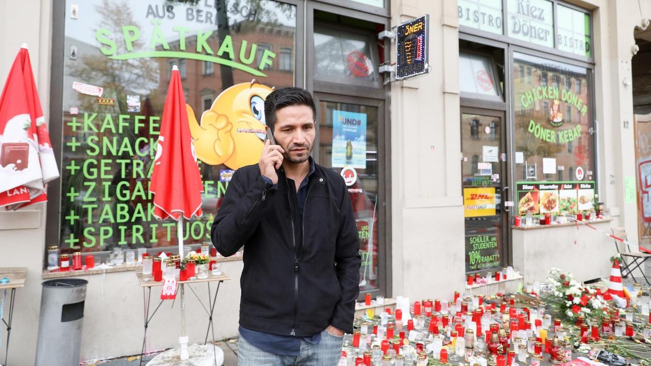 Izzet Cagac, Betreiber des Kiez-Döners, steht vor seinem Imbiss in Halle und telefoniert. Ministerpräsident Haseloff und der Opferbeauftragte der Bundesregierung haben den vom rechtsextremen Terroranschlag betroffenen Kiez-Döner besucht.