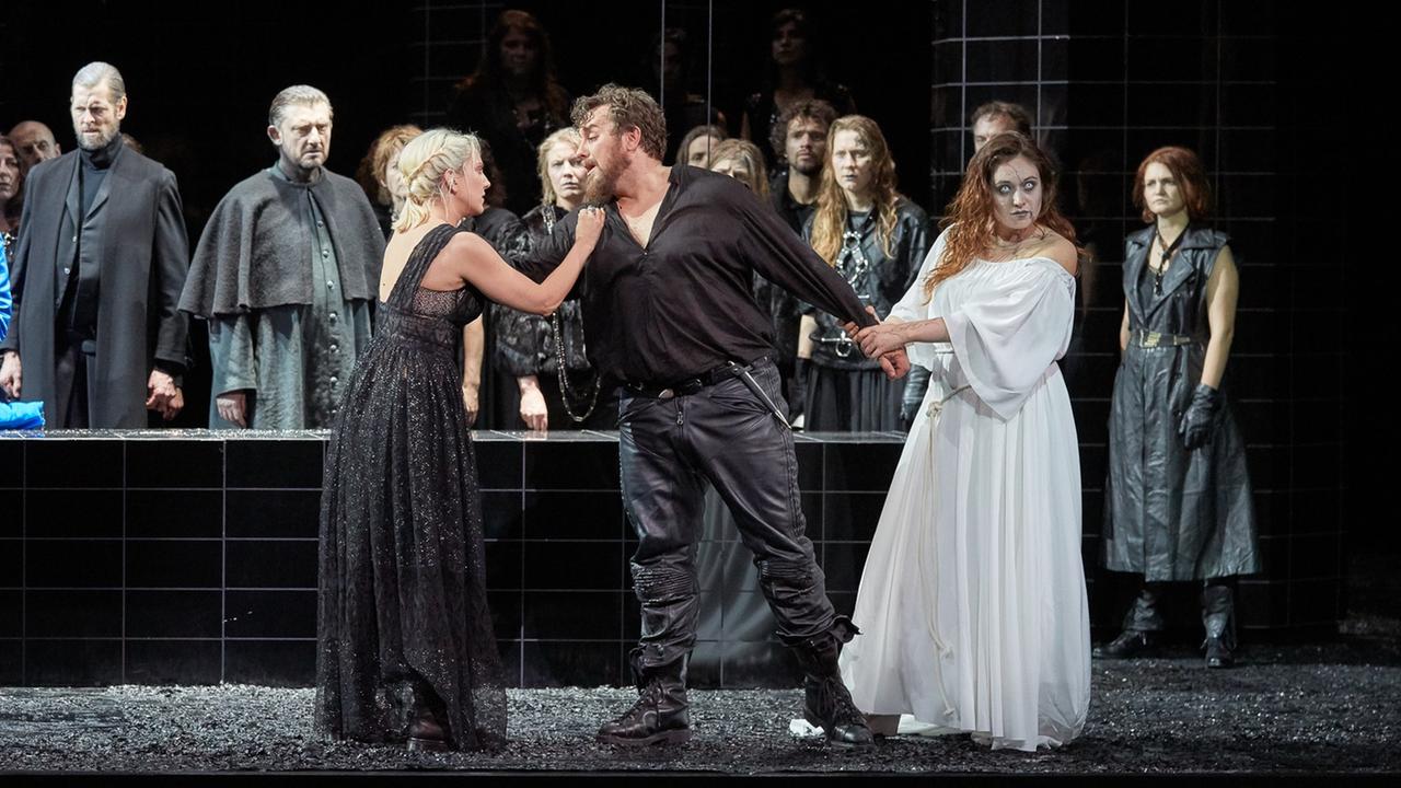 Charles Gounods Oper "La nonne sanglante" in der Pariser Opéra-Comique: Vannina Santoni (Agnès), Michael Spyres (Rodolphe), Marion Lebègue (la Nonne), chœur accentus Charles Gounods Oper "La nonne sanglante" in der Pariser Opéra-Comique: Vannina Santoni (Agnès), Michael Spyres (Rodolphe), Marion Lebègue (la Nonne), chœur accentus