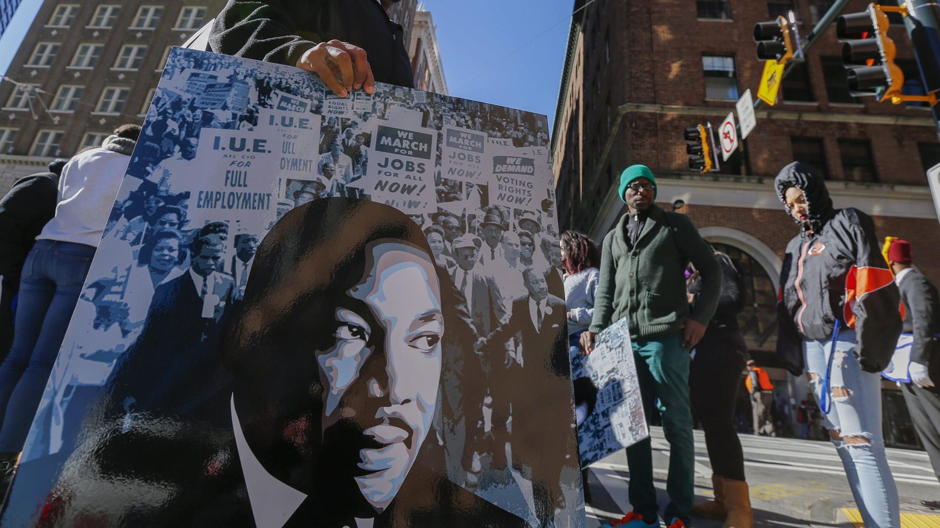 Demonstranten bei einem Marsch am Gedenktag für Martin Luther King in Atlanta, Georgia, aufgenommen 2016 Demonstranten bei einem Marsch am Gedenktag für Martin Luther King in Atlanta, Georgia, aufgenommen 2016
