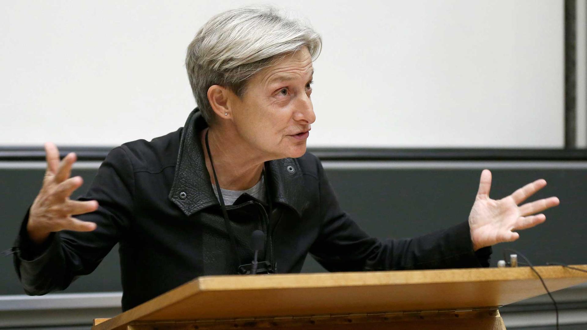 Die US-amerikanische Philosophin Judith Butler bei ihrer Vorlesung "Interpreting Non-Violence" an der Universität Freiburg in der Schweiz. Die US-amerikanische Philosophin Judith Butler bei ihrer Vorlesung "Interpreting Non-Violence" an der Universität Freiburg in der Schweiz.