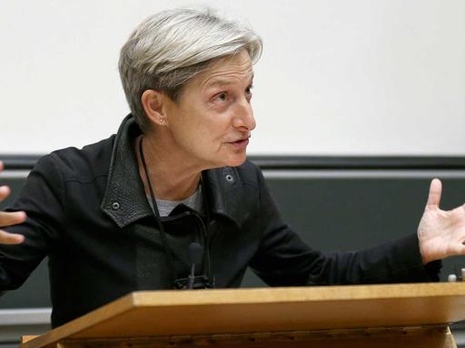 Die US-amerikanische Philosophin Judith Butler bei ihrer Vorlesung "Interpreting Non-Violence" an der Universität Freiburg in der Schweiz.