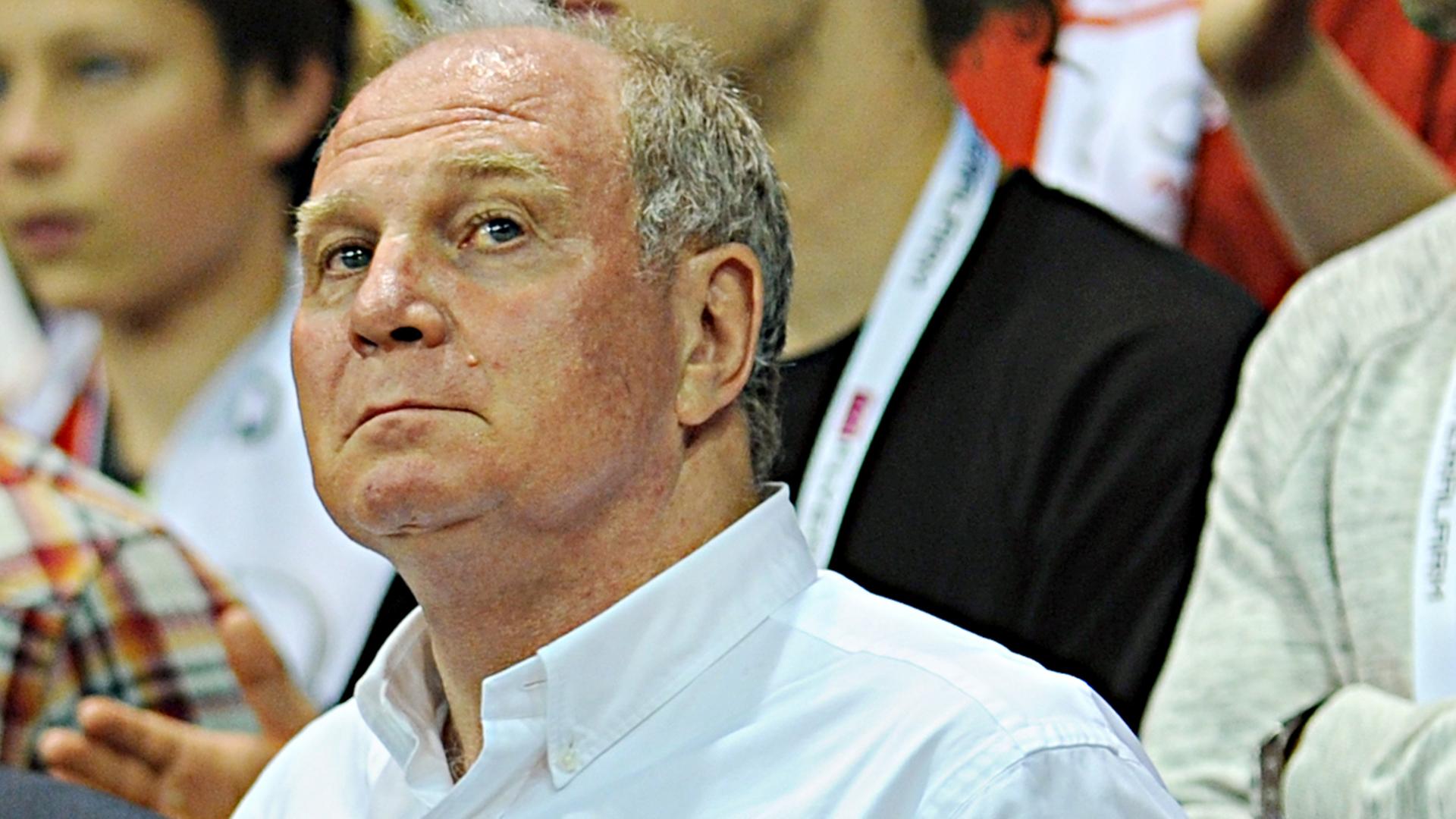 Uli Hoeneß schaut sich am 10.5.2014 ein Basketballspiel München - Ludwigsburg im Münchener Audi Dome an. Uli Hoeneß schaut sich am 10.5.2014 ein Basketballspiel München - Ludwigsburg im Münchener Audi Dome an.