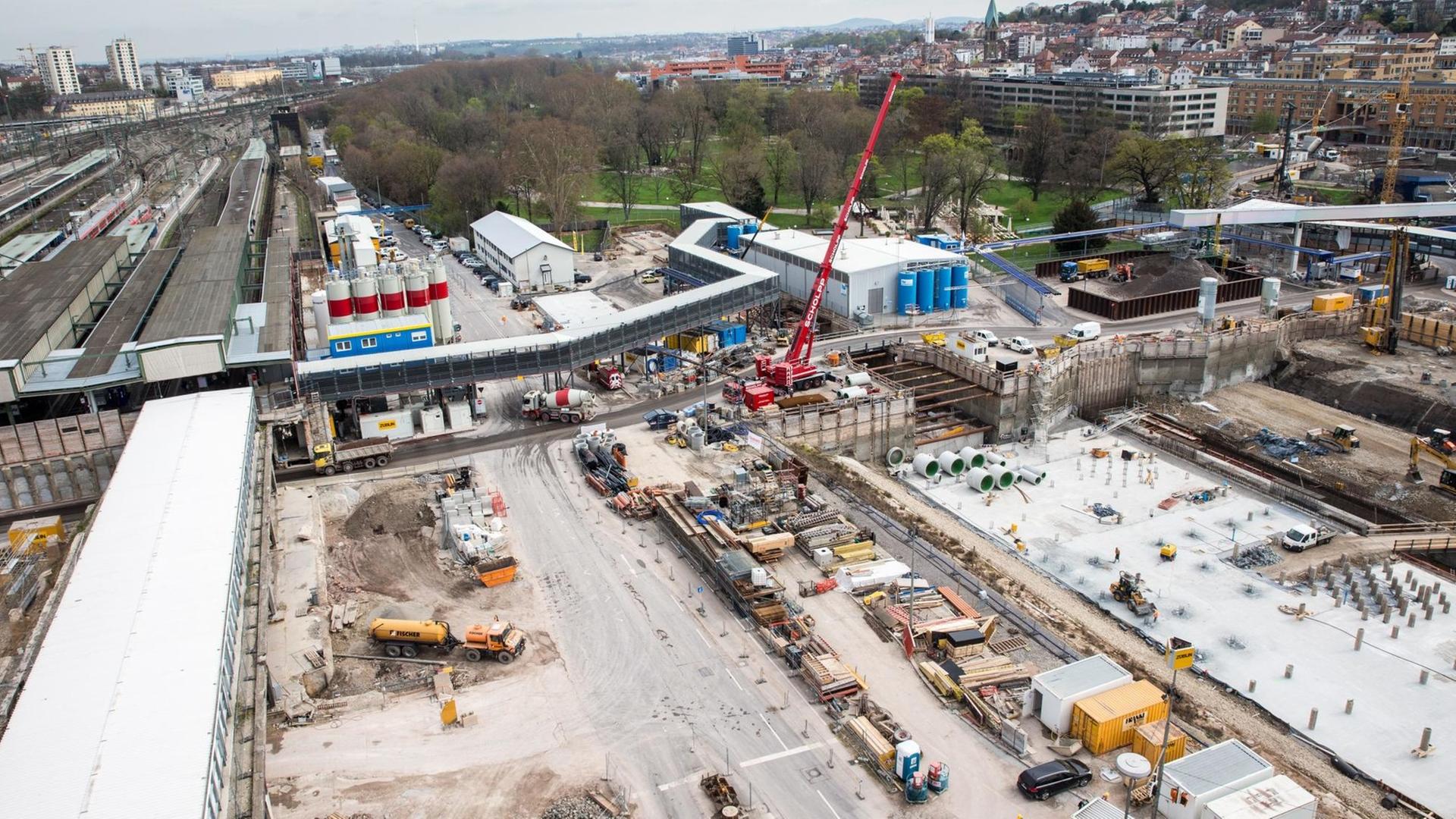 Stuttgart 21: Blick von oben auf die Grossbaustelle im Gleisfeld des Hauptbahnhofes. Stuttgart 21: Blick von oben auf die Grossbaustelle im Gleisfeld des Hauptbahnhofes.