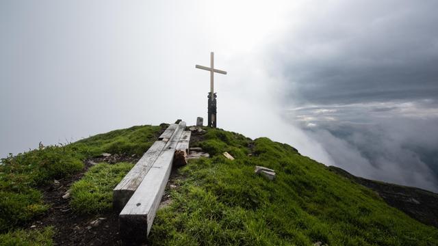Ein "neues" Kreuz steht am 06.09.2016 auf dem Gipfel des Schafreiters bei Vorderriss in der Nähe von Lenggries (Bayern) hinter den Überresten des zerstörten alten Gipfelkreuzes. Das alte Gipfelkreuz wurde in der Nacht zum 04.09.2016 von einem Täter mit einer Axt zerstört.