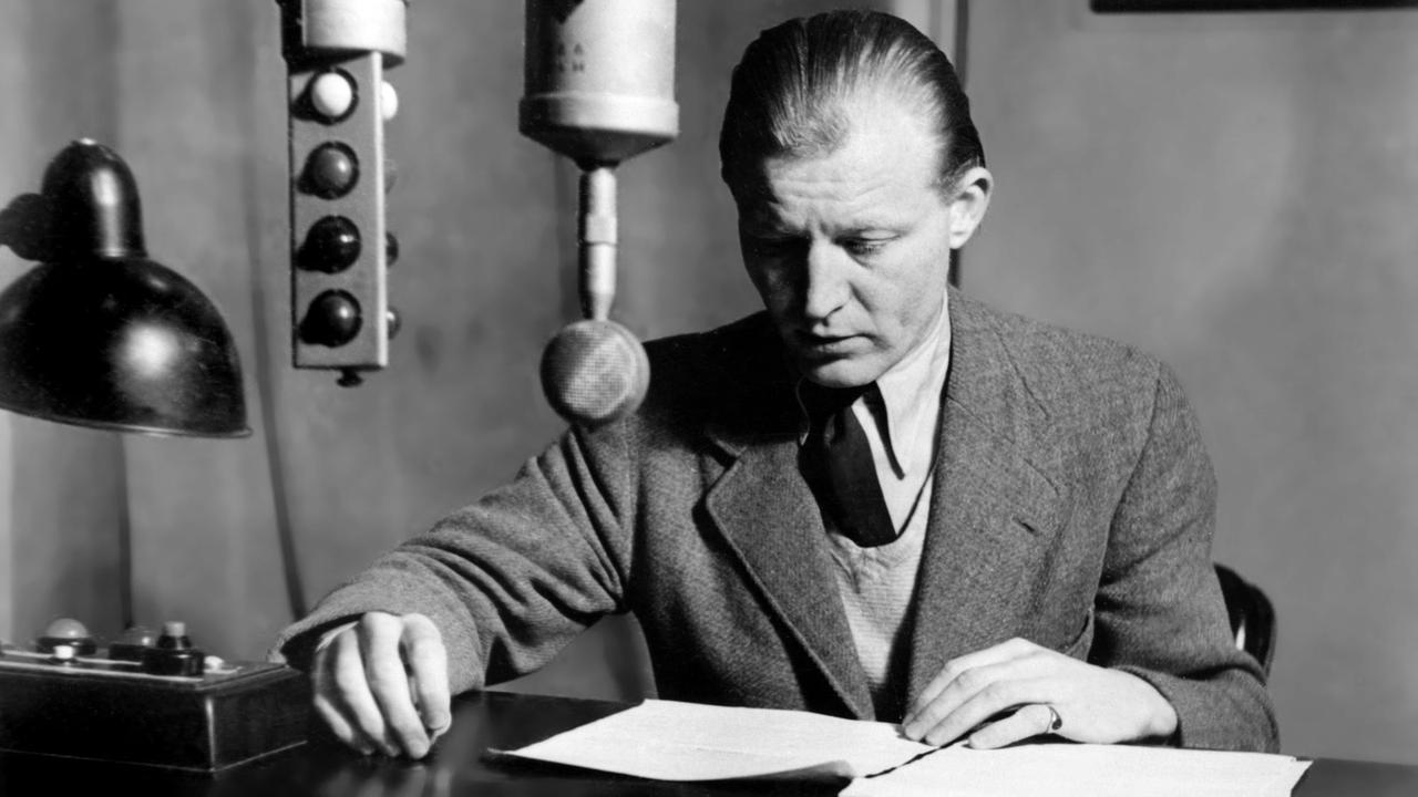 Der deutsche Hörfunk- und Fernsehjournalist Peter von Zahn am Mikrofon im Studio des NWDR im Jahr 1951
Der deutsche Hörfunk- und Fernsehjournalist Peter von Zahn am Mikrofon im Studio des NWDR im Jahr 1951