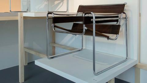 Der Stuhl B3 von Marcel Breuer (1925) in der Ausstellung "Das Bauhaus #allesistdesign" im Vitra Design Museum in Weil am Rhein.