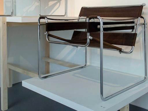 Der Stuhl B3 von Marcel Breuer (1925) in der Ausstellung "Das Bauhaus #allesistdesign" im Vitra Design Museum in Weil am Rhein.