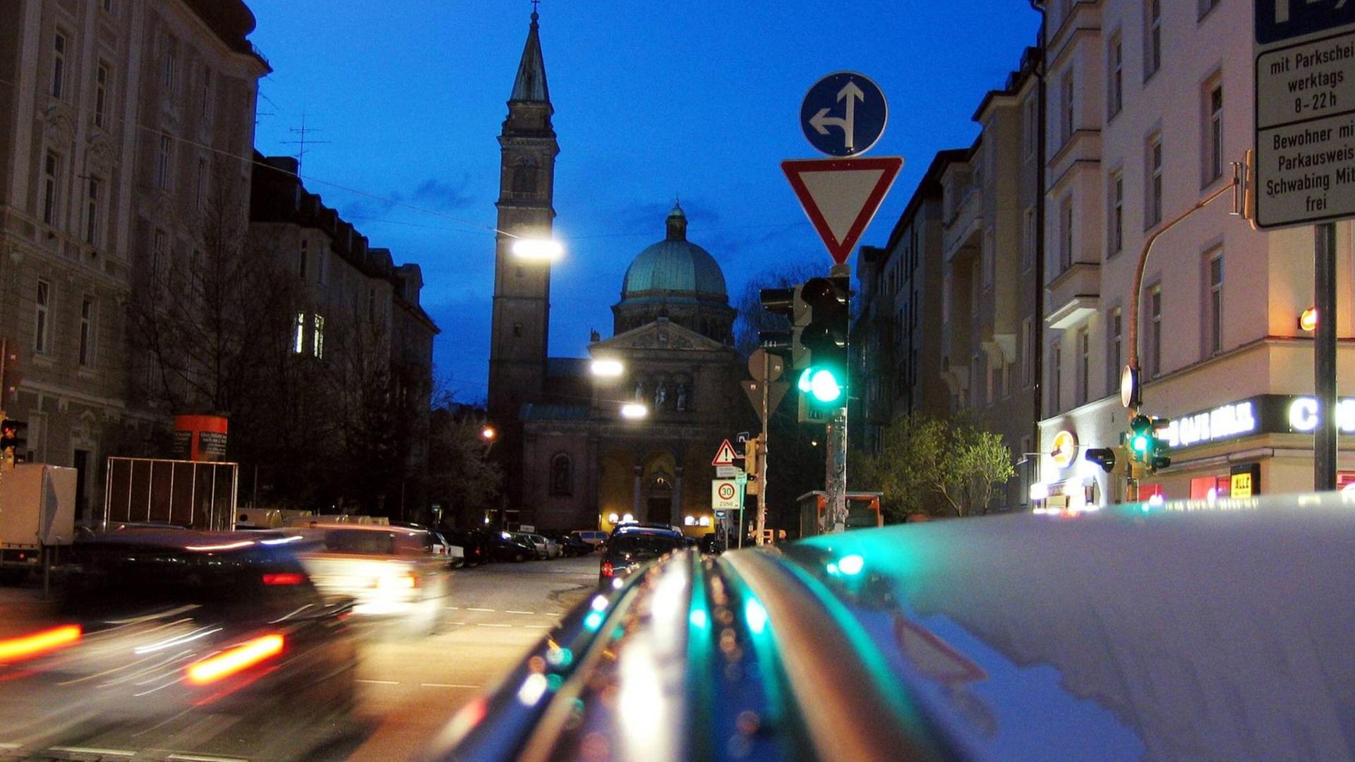 Die Hohenzollernstraße in München. Die Hohenzollernstraße in München.
