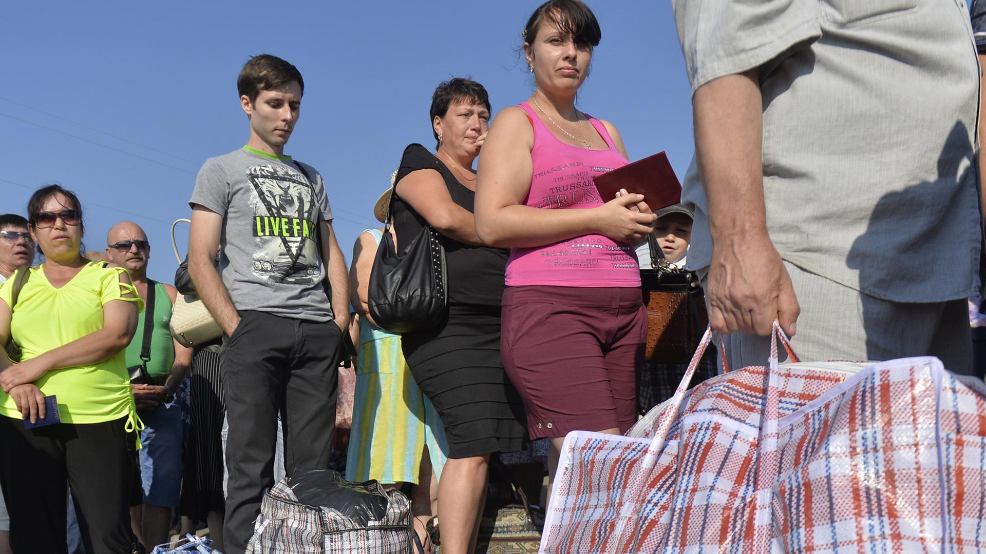 Menschen aus der Ukraine an der Grenze zu Russland