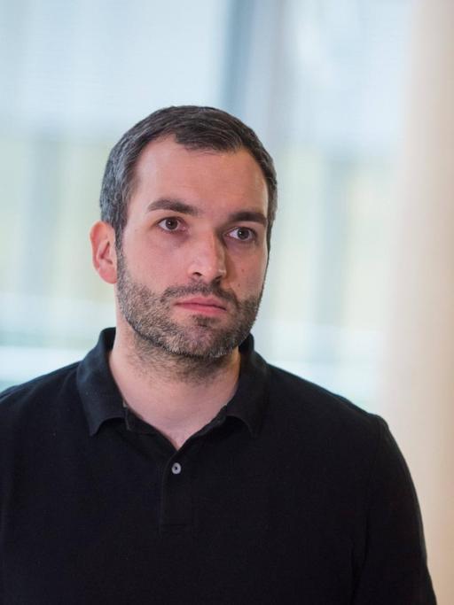 Im Bild ist Konstantin Kuhle, innenpolitischer Sprecher der FDP-Bundestagsfraktion, während eines Interviews im deutschen Bundestag zu sehen.