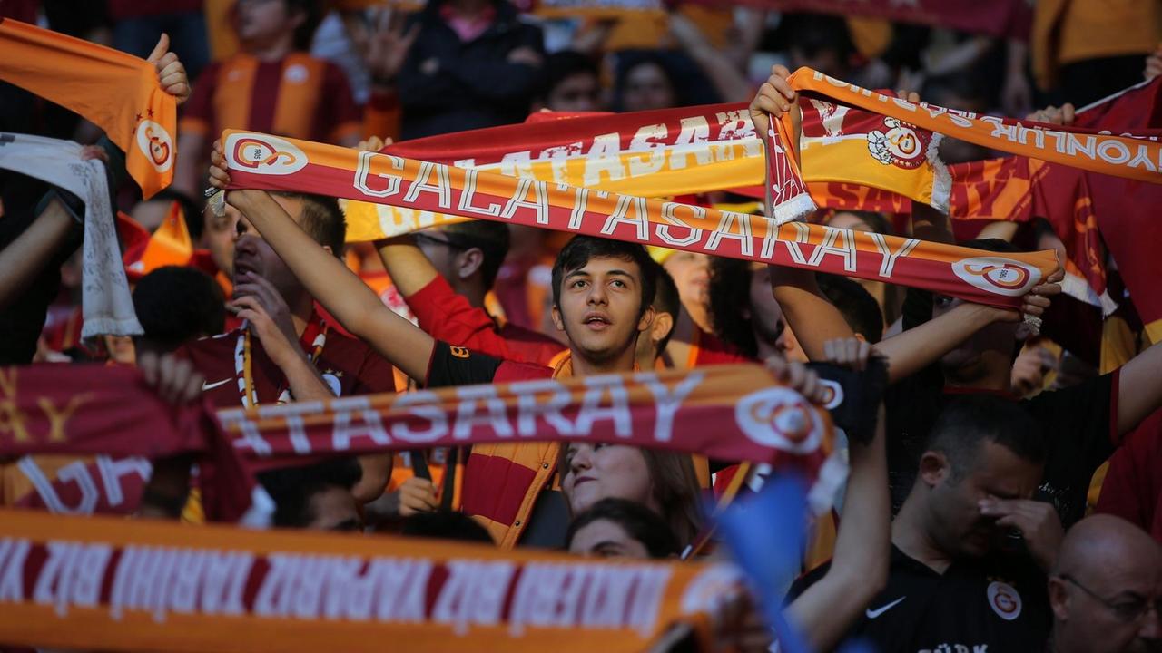 Fans der türkischen Fußballmannschaft Galatasaray Fans der türkischen Fußballmannschaft Galatasaray