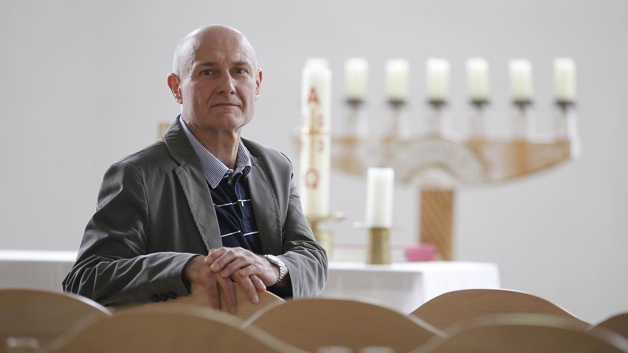 Der damalige Diakon Lothar Rochau in einer Ausstellung über die Gruppe Offene Artbeit, zu DDR-Zeiten "Rebellion im Plattenbau", in den Gemeinderäumen der Passendorfer Kirche Halle Neustadt Der damalige Diakon Lothar Rochau in einer Ausstellung über die Gruppe Offene Artbeit, zu DDR-Zeiten "Rebellion im Plattenbau", in den Gemeinderäumen der Passendorfer Kirche Halle Neustadt
