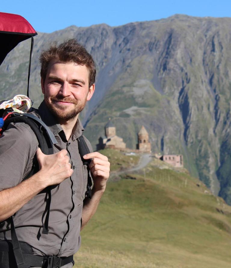 Tilmann Kulke vor gebirgigem Hintergrund in Georgien. Tilmann Kulke vor gebirgigem Hintergrund in Georgien.