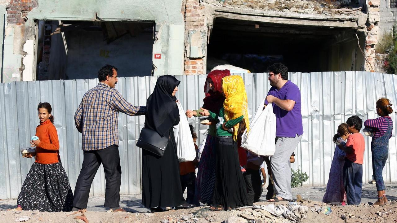 Muslim people across Turkey celebrated Eid al-Adha, during which meat and food supplies were given to Syrian refugees living at rundown houses in Istanbul. | Verwendung weltweit