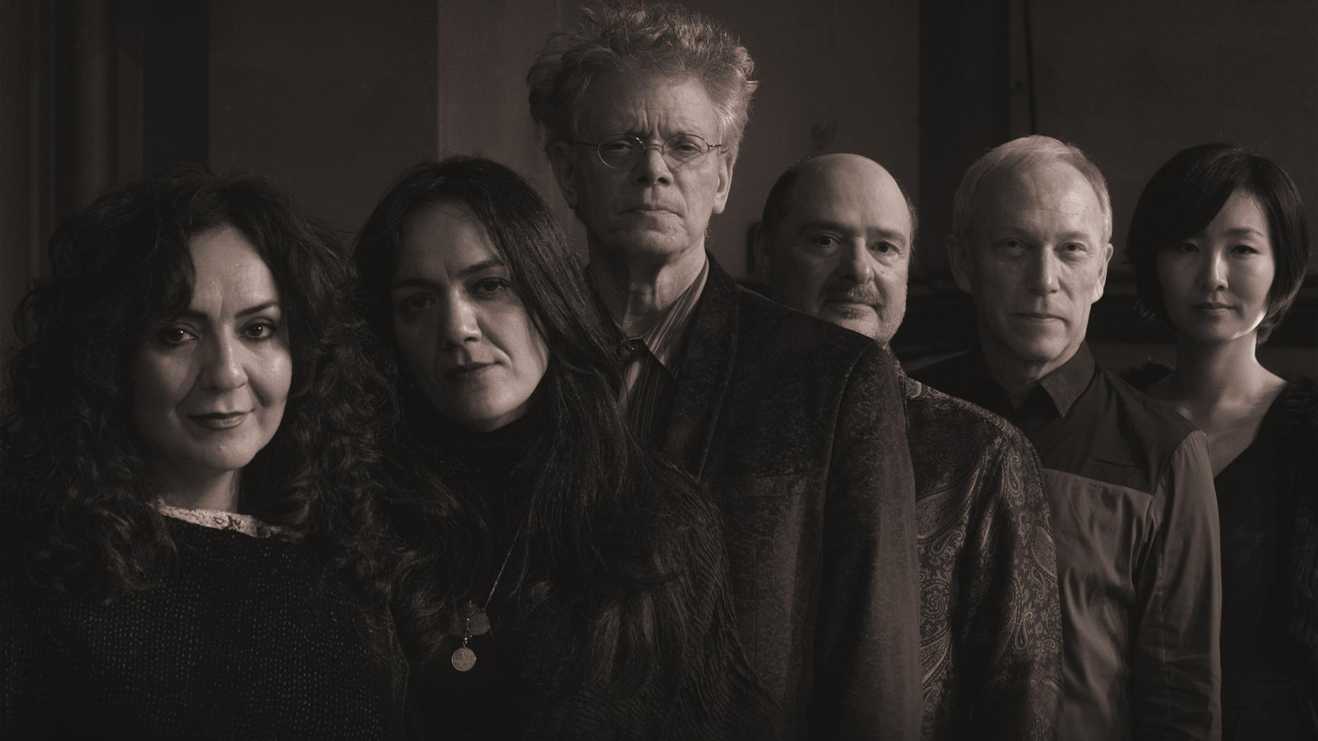 Mahsa und Marjan Vahdat stehen in einer Reihe mit den Mitgliedern des Kronos Quartett: David Harrington, John Sherba, Hank Dutt, Sunny Yang Mahsa und Marjan Vahdat stehen in einer Reihe mit den Mitgliedern des Kronos Quartett: David Harrington, John Sherba, Hank Dutt, Sunny Yang