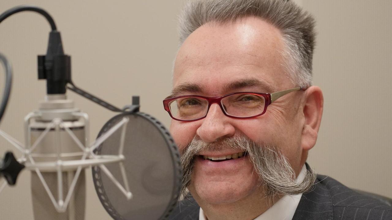 Johannes Vogel sitzt im Berliner Studio vor dem Mikrofon Johannes Vogel sitzt im Berliner Studio vor dem Mikrofon
