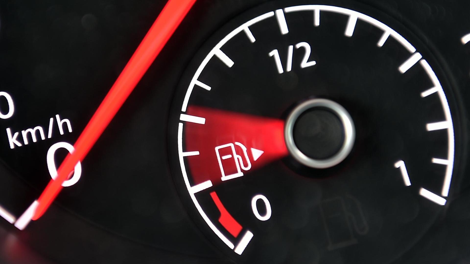 Tankanzeige eines Autos Tankanzeige eines Autos