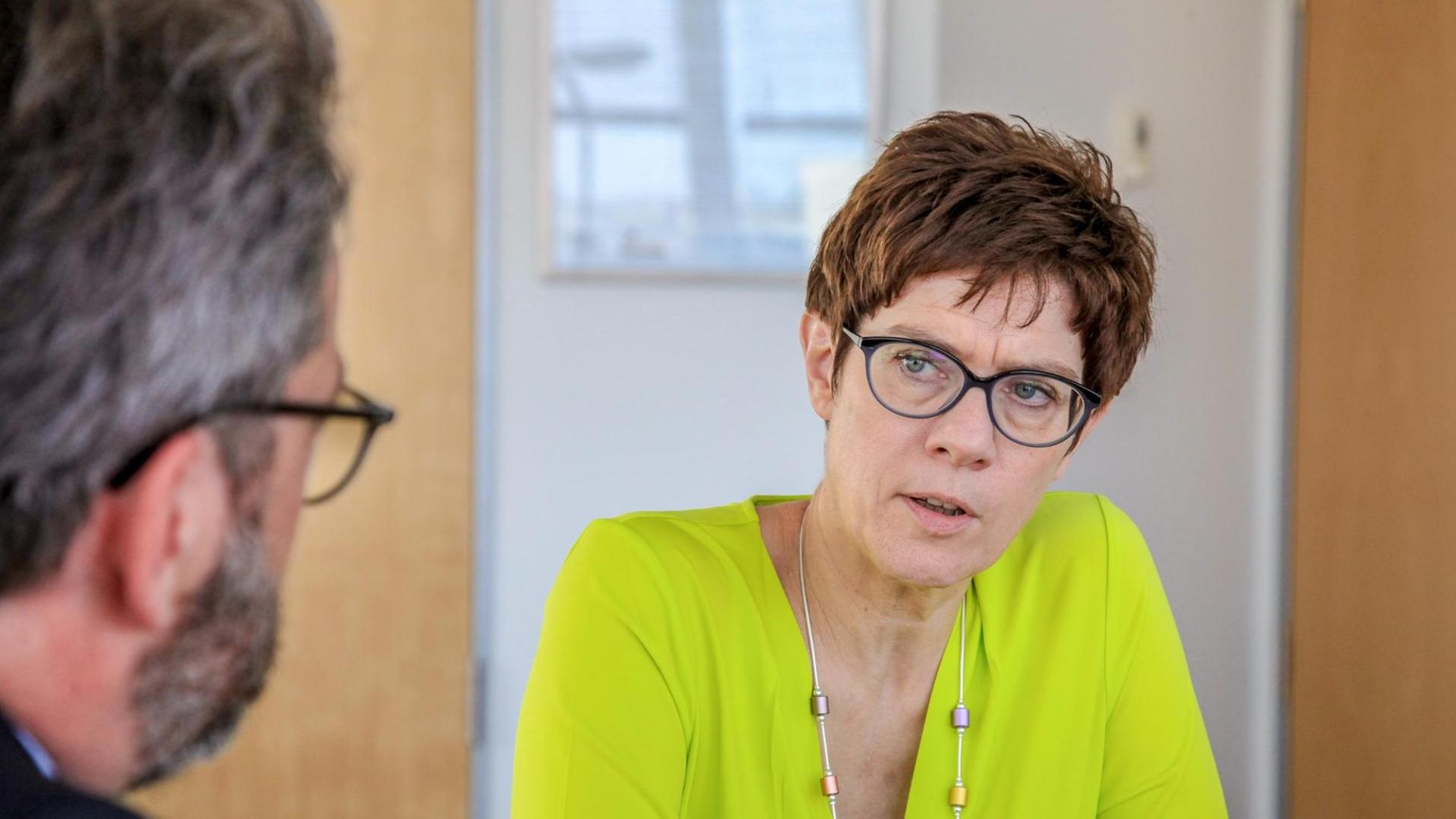 Die CDU-Generalsekretärin Annegret Kramp-Karrenbauer im "Interview der Woche" mit Stephan Detjen. Die CDU-Generalsekretärin Annegret Kramp-Karrenbauer im "Interview der Woche" mit Stephan Detjen.