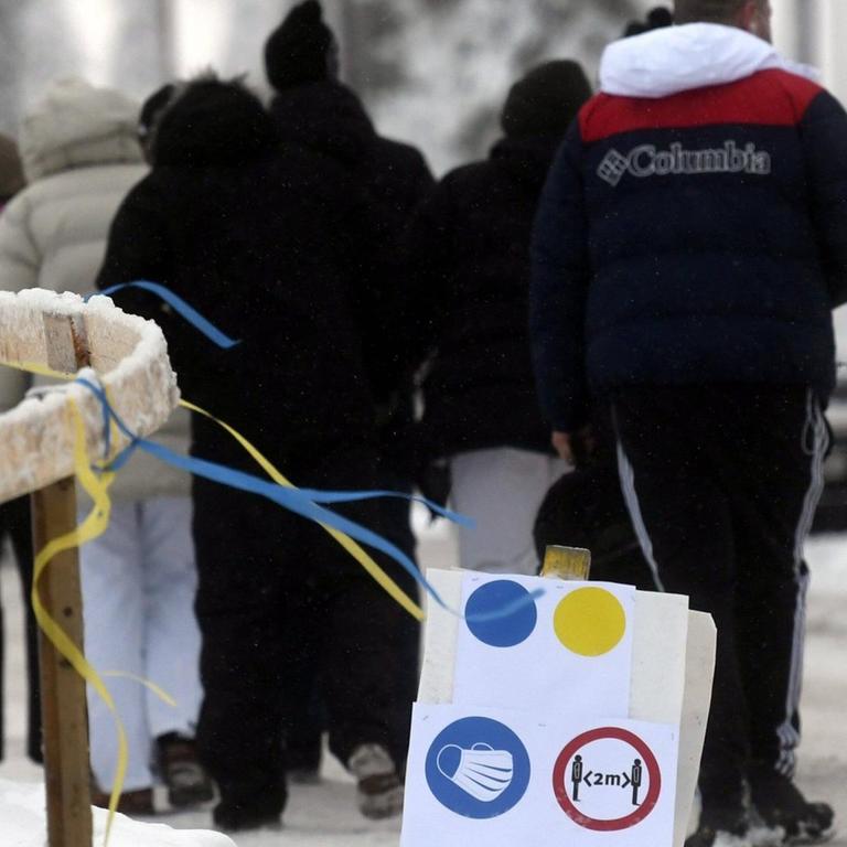 Sicherheitsschilder gegen das Coronavirus in Ruka, Finnland, vor dem dortigen Ski-Weltcup im November 2020.