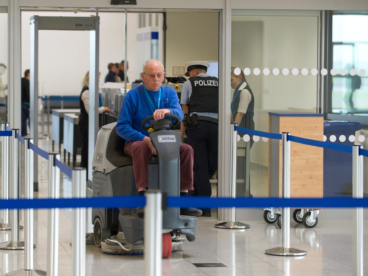 Ein Flughafenmitarbeiter reinigt am 30.04.2013 den Boden im Terminal des neuen Flughafens Kassel-Calden. Ein Flughafenmitarbeiter reinigt am 30.04.2013 den Boden im Terminal des neuen Flughafens Kassel-Calden.