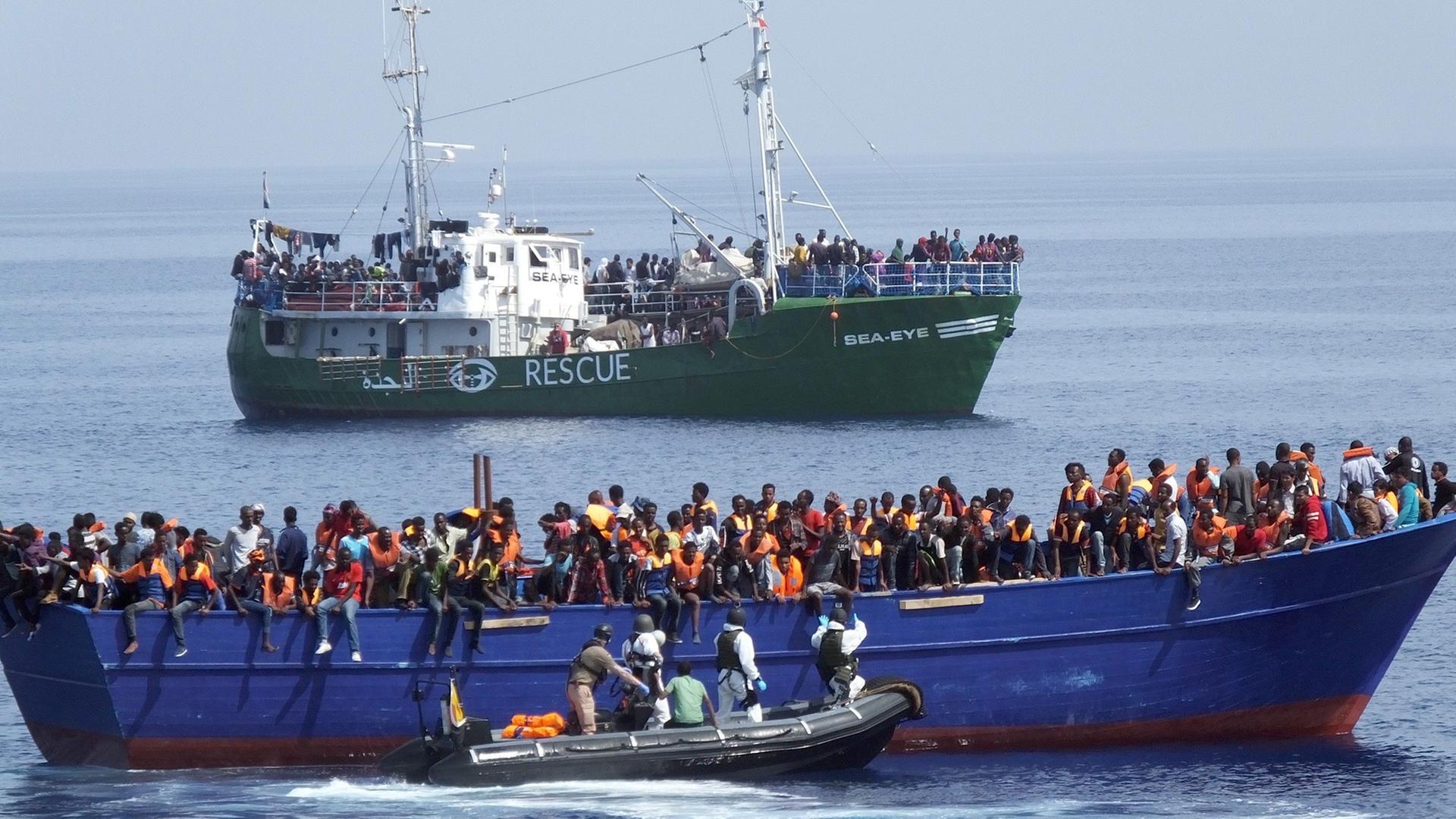 HANDOUT - Deutsche Marinesoldaten fahren mit einem Boot zu einem überfüllten Flüchtlingsboot auf dem Mittelmmer. Die Deutsche Marine hat am 15.04.2017 in einer Rettungsaktion etwa 60 Kilometer nordwestlich von Tripolis vor der libyschen Küste fast 1200 Migranten im Mittelmeer aus Seenot gerettet und nach Italien gebracht. ACHTUNG: Nur zur redaktionellen Verwendung und nur mit Nennung "Foto: Bundeswehr/dpa" Foto: Bundeswehr | HANDOUT - Deutsche Marinesoldaten fahren mit einem Boot zu einem überfüllten Flüchtlingsboot auf dem Mittelmmer. Die Deutsche Marine hat am 15.04.2017 in einer Rettungsaktion etwa 60 Kilometer nordwestlich von Tripolis vor der libyschen Küste fast 1200 Migranten im Mittelmeer aus Seenot gerettet und nach Italien gebracht. ACHTUNG: Nur zur redaktionellen Verwendung und nur mit Nennung "Foto: Bundeswehr/dpa" Foto: Bundeswehr |