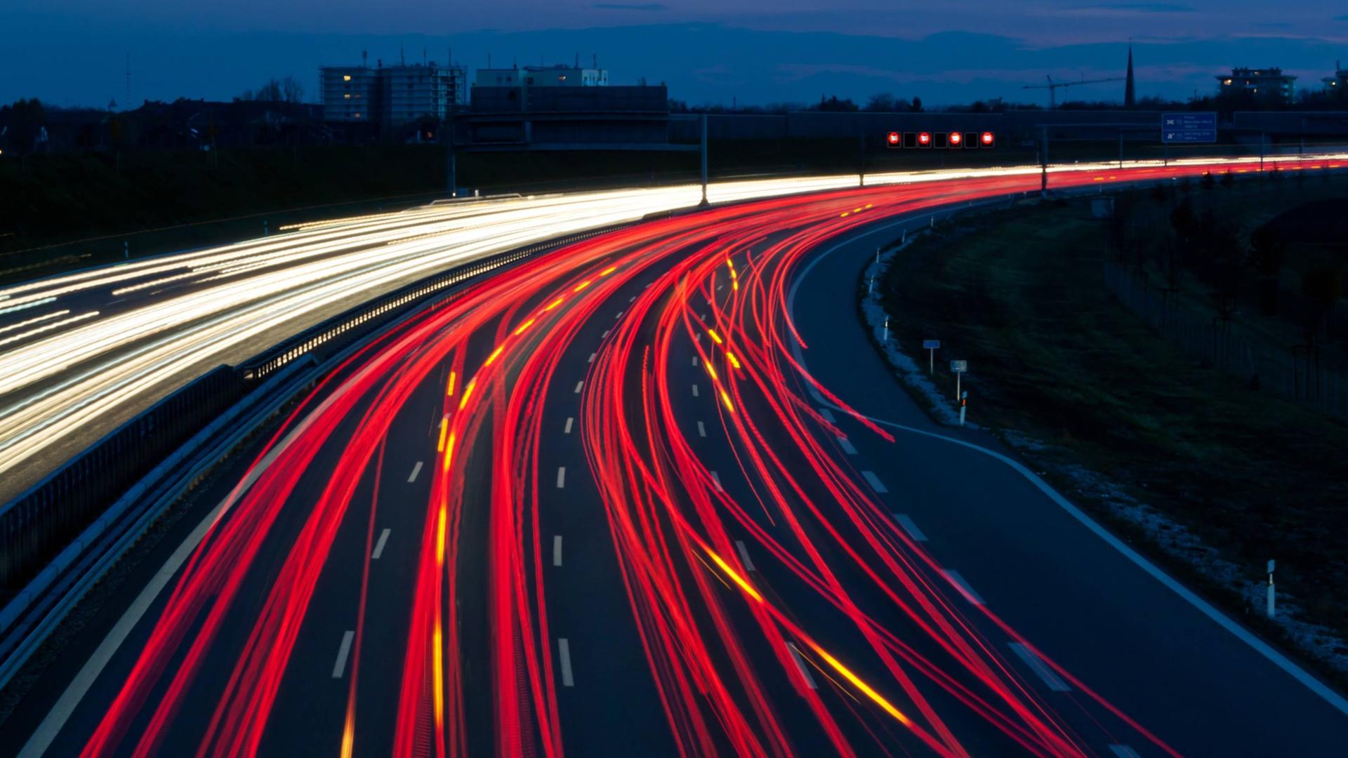 Unzählige Autos fahren bei Nacht auf einer Autobahn und erzeugen rote und gelbe Lichtspuren. Unzählige Autos fahren bei Nacht auf einer Autobahn und erzeugen rote und gelbe Lichtspuren.
