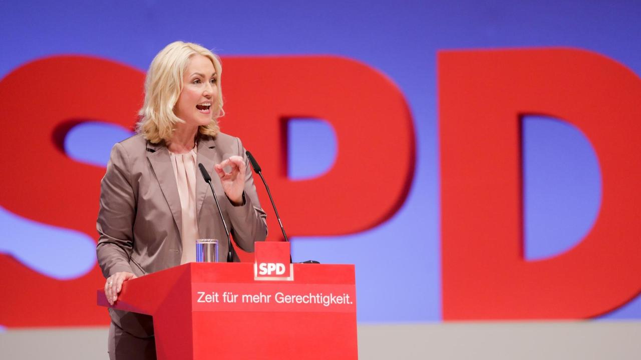 Die stellvertretende SPD-Parteivorsitzende, Manuela Schwesig, spricht am 25.06.2017 in Dortmund (Nordrhein-Westfalen) beim SPD-Sonderparteitag zum Beschluss des Wahlprogramms für die Bundestagswahl zu den Delegierten. Die stellvertretende SPD-Parteivorsitzende, Manuela Schwesig, spricht am 25.06.2017 in Dortmund (Nordrhein-Westfalen) beim SPD-Sonderparteitag zum Beschluss des Wahlprogramms für die Bundestagswahl zu den Delegierten.