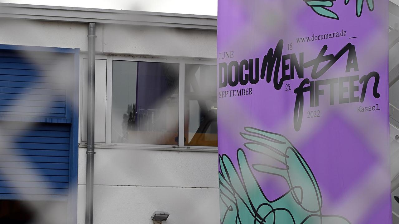 Das Logo der documenta 15 ist vor dem Eingang der zukünftigen Ausstellungshalle zu sehen. Das Logo der documenta 15 ist vor dem Eingang der zukünftigen Ausstellungshalle zu sehen.