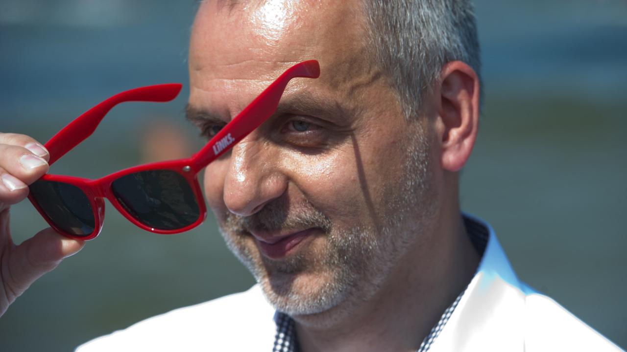 Der Spitzenkandidat der Partei Die Linke in Sachsen, Rico Gebhardt, trägt beim Wählerfang am 08.08.2014 in Zinnowitz auf der Insel Usedom (Mecklenburg-Vorpommern) eine Sonnenbrille. Der Spitzenkandidat der Partei Die Linke in Sachsen, Rico Gebhardt, trägt beim Wählerfang am 08.08.2014 in Zinnowitz auf der Insel Usedom (Mecklenburg-Vorpommern) eine Sonnenbrille.
