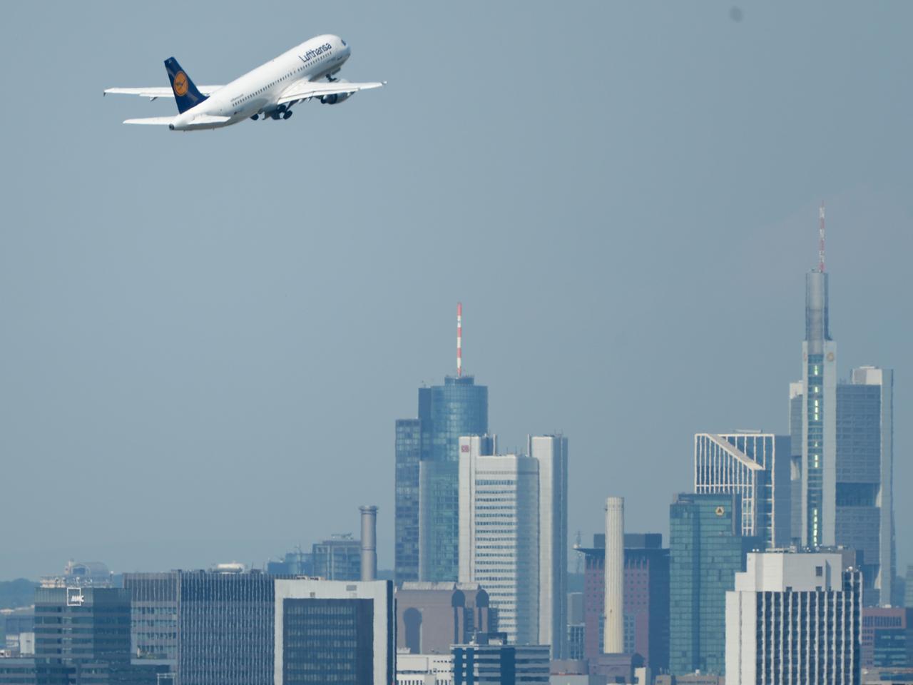 Flugzeug im Abflug vom Frankfurter Flughafen, im Hintergrund die Skyline.